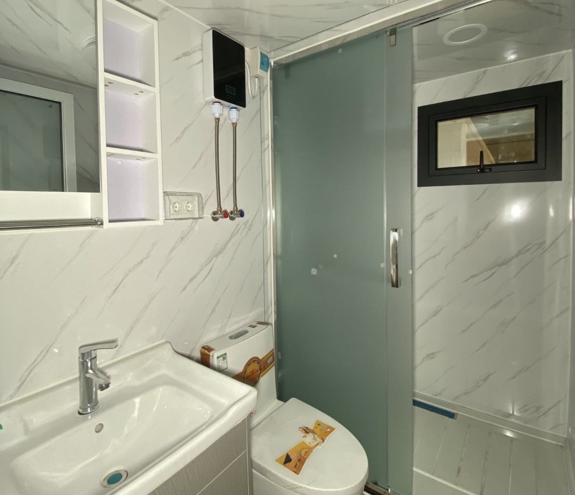 Kućica sa Staklenim Vratima i Aluminijskim Prozorima 37 m² slika 7